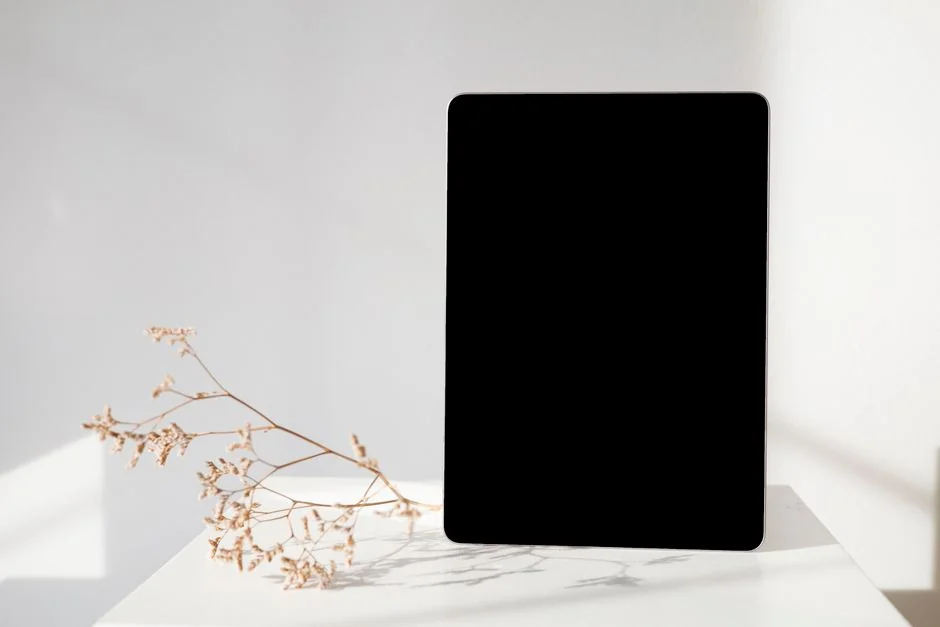 Espace de travail élégant et performant avec plusieurs écrans, un ordinateur portable et un smartphone, mettant en valeur un projet de web design.